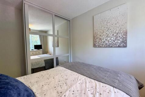 Bedroom 1 (3).jpg