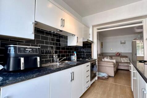 Kitchen (2).jpg