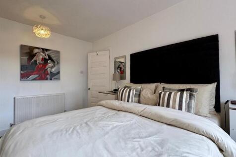 Bedroom 1 (2).jpg