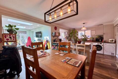 Dining area (2).jpg
