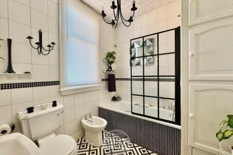 Family bathroom.jpg