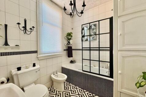 Family bathroom.jpg