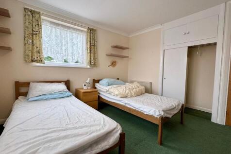 Bedroom 1 (2).jpg
