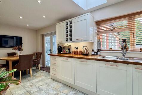 Kitchen (2).jpg