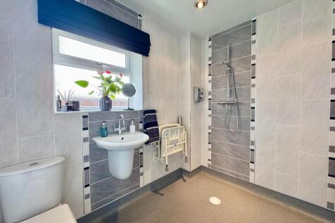 Downstairs wet room.jpg