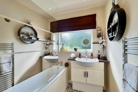 Bathroom (1).jpg