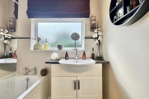 Bathroom (2).jpg