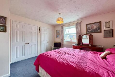 Bedroom 1.jpg