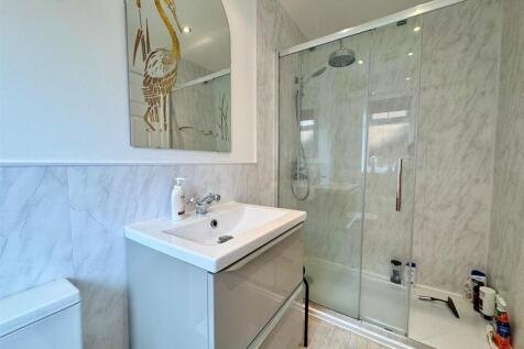 Master ensuite.jpg