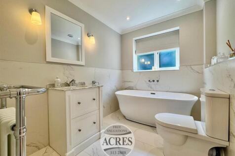 Family bathroom (1).jpg