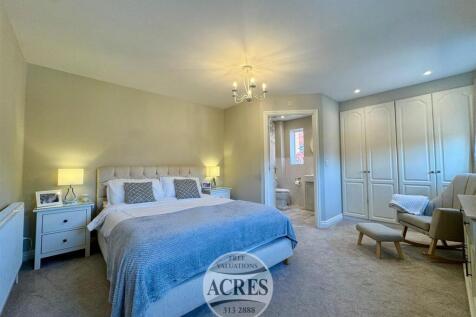 Master bedroom (1).jpg