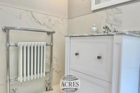 Family bathroom (2).jpg