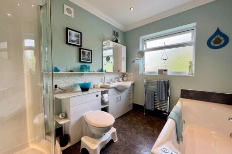 Bathroom (1).jpg