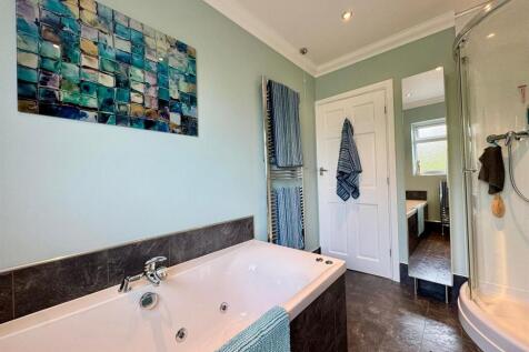 Bathroom (2).jpg