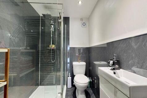 Downstairs shower room (2).jpg