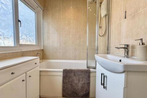 Bathroom (2).jpg