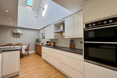 Kitchen (2).jpg