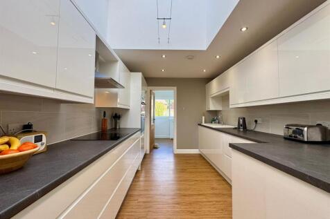 Kitchen (3).jpg