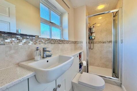 Bed 1 ensuite.jpg