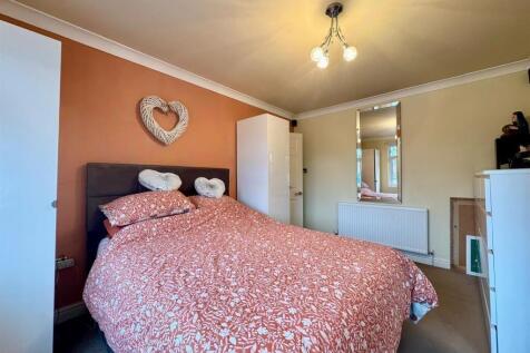 Master bedroom (1).jpg