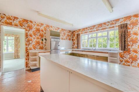 FULLY FITTED KITCHEN