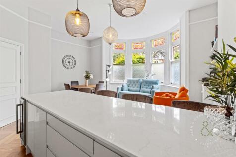 Kestral Mews, Cathedral Road, Hern Crabtree (3).jp