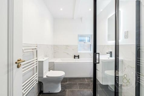 Apt 6 Main bathroom.jpg