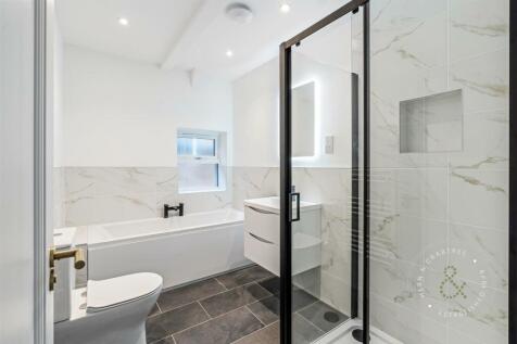 Apt 6 Bathroom..jpg