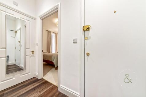 Sophia-Mews-05.jpg
