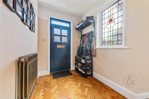 Avondale-Crescent-16.jpg