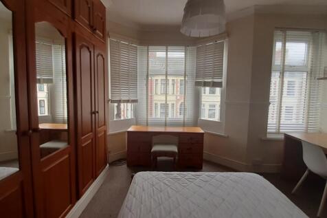 NO 5 80 Dogf - Bedroom One 4