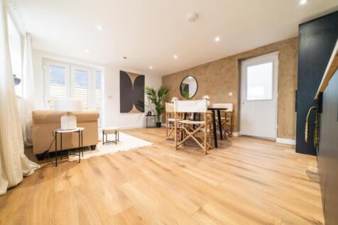 Lrg_Award-winning Media team on EVERY Listing_1