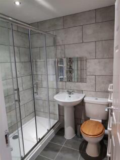 1SC.Upstairs.Bathroom1.jpg