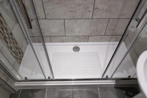 1SC.Upstairs.Bathroom2.jpg