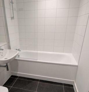10206 bathroom.jpg