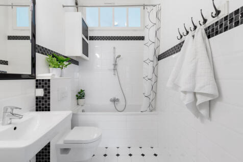 towels-and-mirror-in-white-and-black-bathroom-inte
