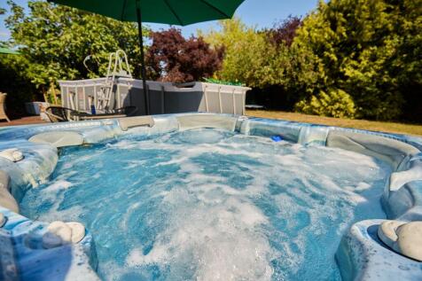 Hot Tub &amp; Pool included