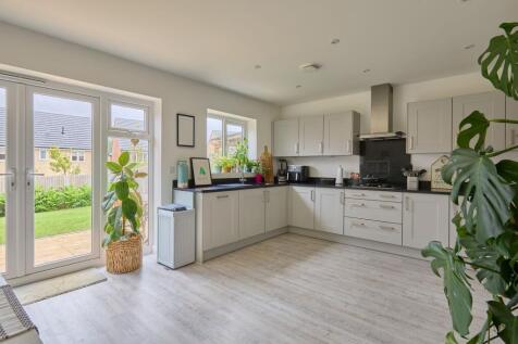 Dining/Kitchen Area