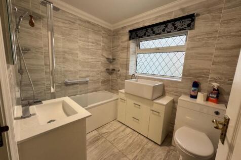64 PHYLDON - MAIN BATHROOM