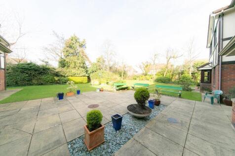Communal patio &amp; garden