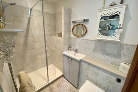 en-suite x2.jpg