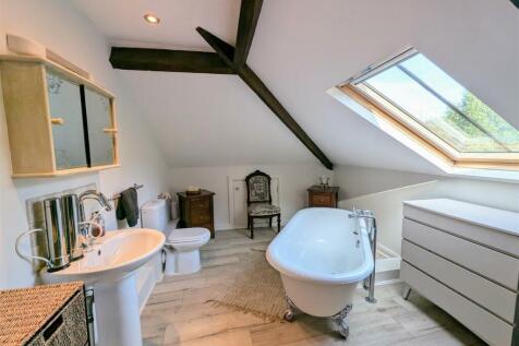 ensuite bed (2).jpg