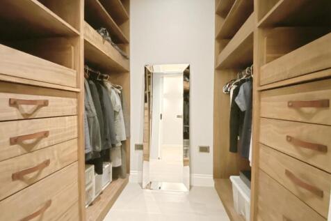 Master Bedroom Walk in wardrobe