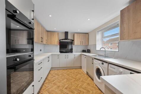 12 Wyvelle Crescent Kitchen 3.jpg