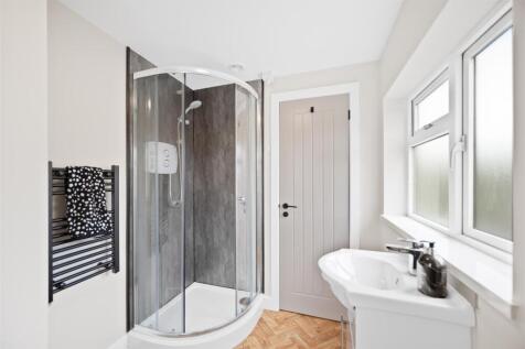 12 Wyvelle Crescent 1st Floor Front Right Bedroom