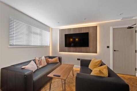 12 Wyvelle Crescent Lounge 3.jpg