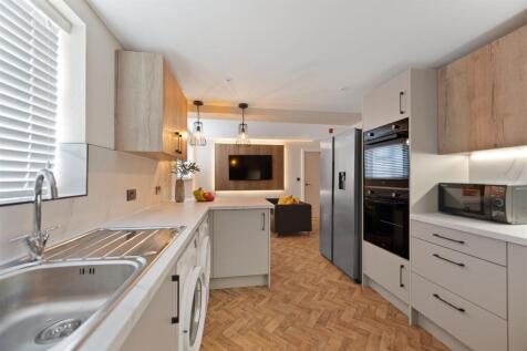 12 Wyvelle Crescent Kitchen 6.jpg