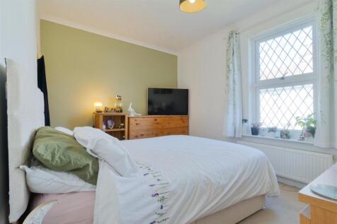 Bedroom 1.jpg