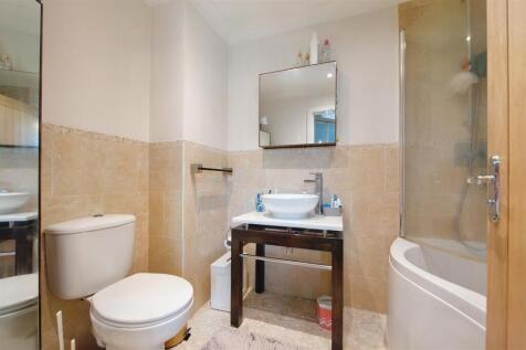 Principal En-suite.jpg
