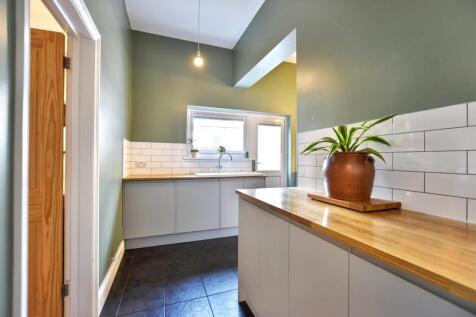 Kitchen...JPG